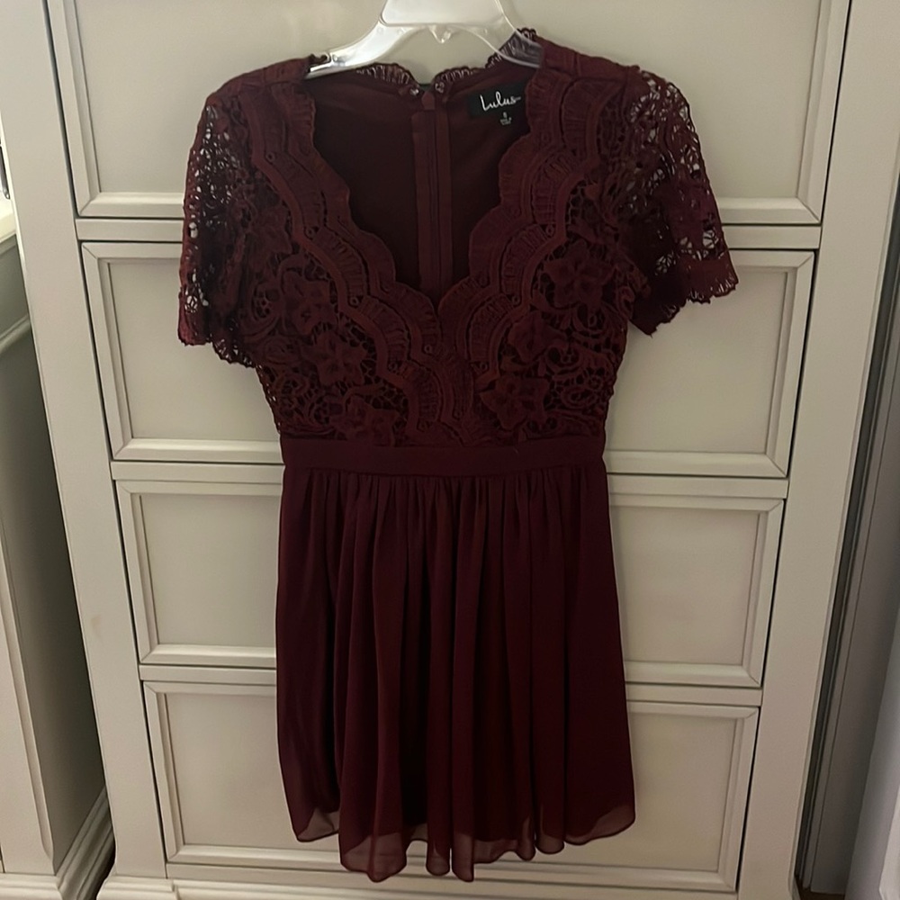 Maroon lulus lace and short sleeve dress, size SMALL